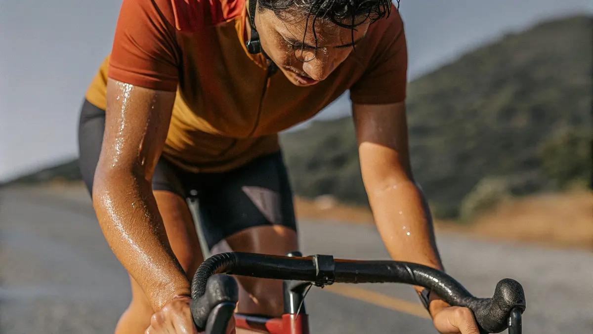 Ciclista practicando autocontrol y gestión del esfuerzo durante entrenamiento intenso